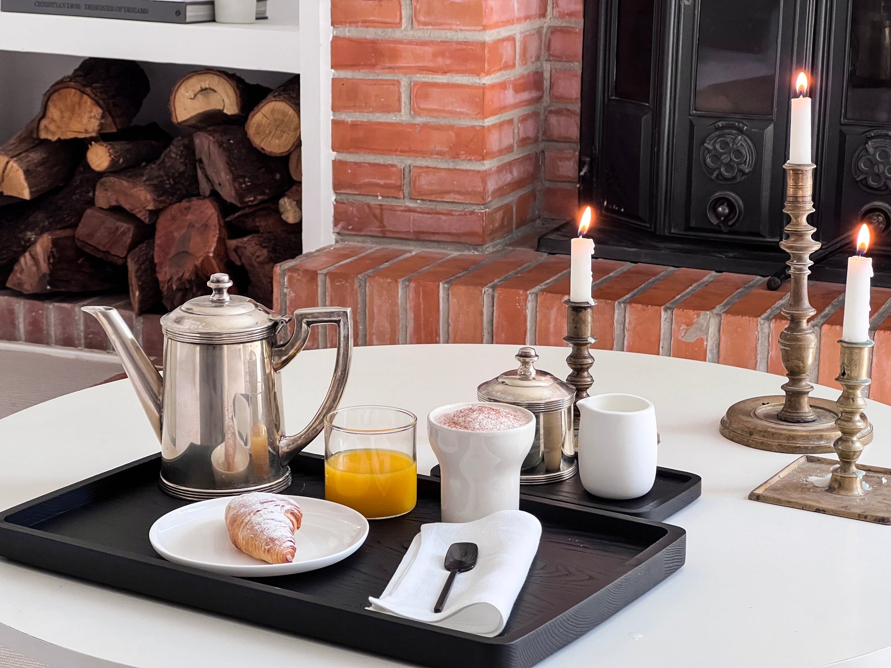 Café, zumo y croissant